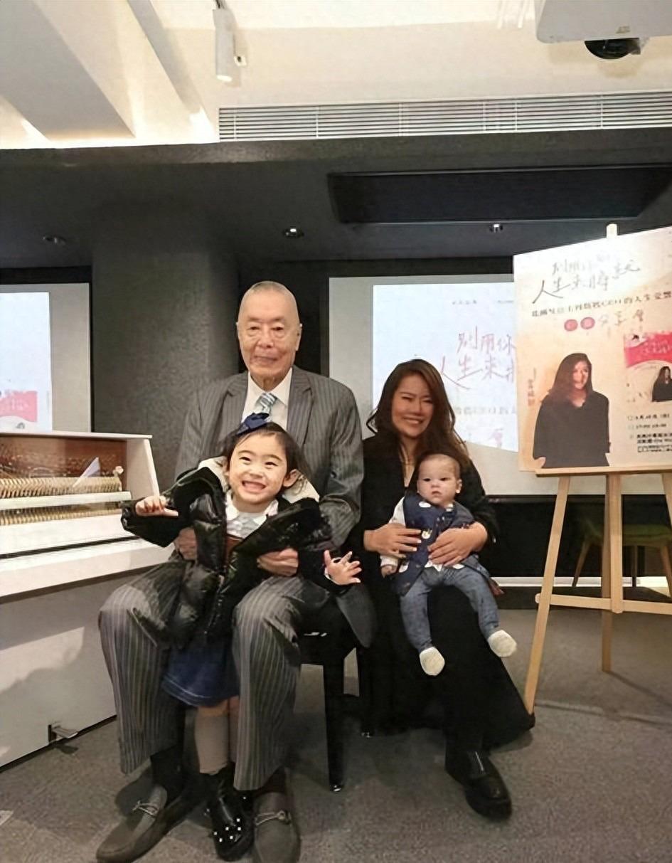 FB体育app下载-87岁刘诗昆：住美国600平豪宅，和三婚妻子儿女双全，享天伦之乐